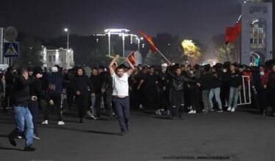 Сотни демонстрантов в Бишкеке потребовали отставки президента Киргизии