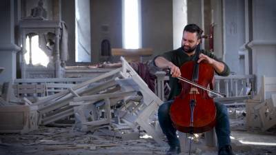 «Журавли» среди обломков: в Карабахе музыкант сыграл на виолончели в разрушенном соборе