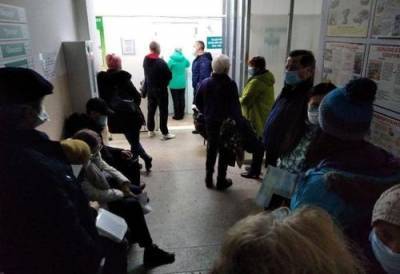 В поликлинике Барнаула во время визита губернатора «спрятали» очередь из больных