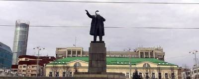 На памятники историческим деятелям в Екатеринбурге надели маски