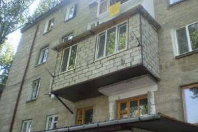 В Киеве девушка выпала с балкона многоэтажки и разбилась насмерть