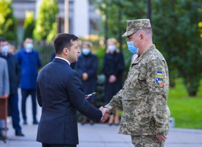 Зеленский уехал на Донбасс вручать подарки военным