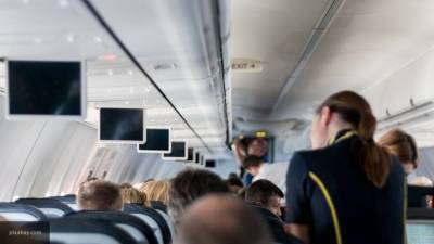 Стюардесса назвала самые опасные места в самолете во время COVID-19