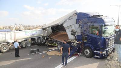 Три грузовика столкнулись на шоссе № 6: один водитель погиб, двое раненых