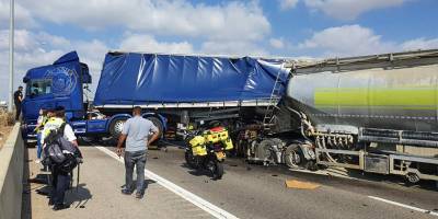 Большая авария на 6 шоссе: столкнулись три грузовика (видео)