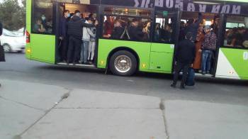 В "Тошшахартрансхизмат" объяснили, почему в столице ездят "резиновые" автобусы
