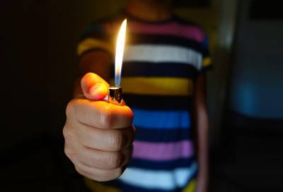 Осторожно, сниффинг: депутаты Ленобласти объяснили, с чем связано их намерение запретить продавать зажигалки детям