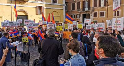 Сын и невестка Азнавура приняли участие в акции в поддержку Карабаха в Париже
