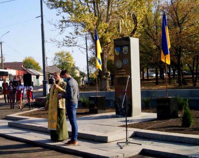 В Лисичанске открыли памятник добровольцам антитеррористической операции