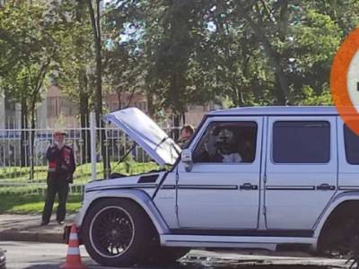 В Киеве джип Mercedes G-Wagen столкнулся с микроавтобусом: внедорожник врезался в столб