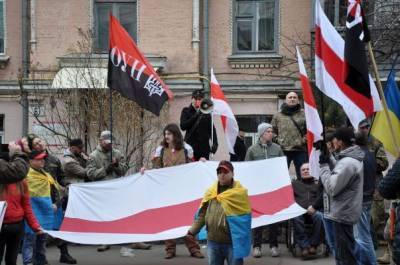 На «Марше УПА» в Киеве неонацисты подняли флаги белорусской оппозиции