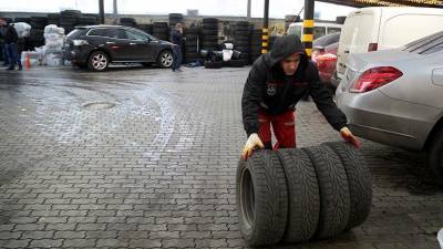 В Дептрансе Москвы рекомендовали автомобилистам сменить летнюю резину на зимнюю