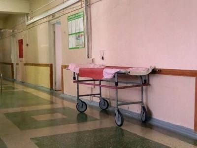 Не хватает мест: В Харьковской области в райбольнице пациентов кладут в коридорах