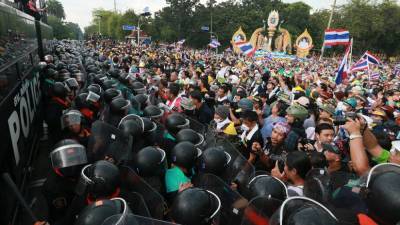 Протестующие в Бангкоке прорвались к Дому правительства и требуют отставки премьера