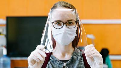 Ученые сравнили эффективность прозрачных щитков и медицинских масок
