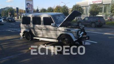 В Киеве столкнулись внедорожник и микроавтобус: один человек госпитализирован