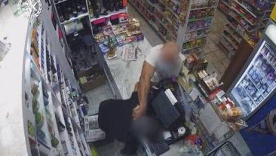 Видео: угрожал ножом и похитил всю выручку магазина в Тель-Авиве