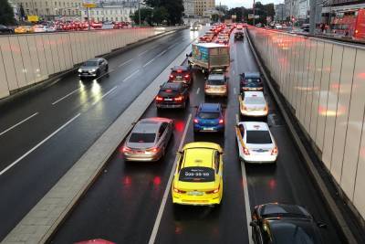 Московским автомобилистам порекомендовали сменить резину