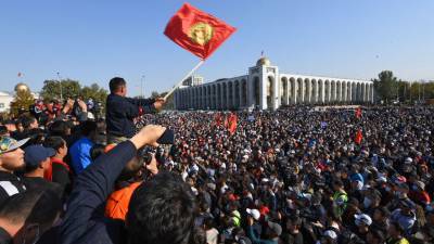 Участники протестов в Бишкеке требуют немедленной отставки президента