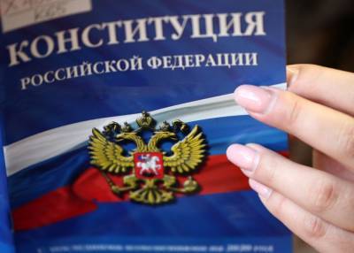 Путин внес в ГД пакет проектов, закрепляющих допгарантии верховенства Конституции РФ