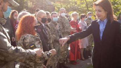 Сегодня борьба продолжается не только на фронте, мы должны держать войско боеспособным, чтобы защищать Украину от оккупантов - Марина Порошенко