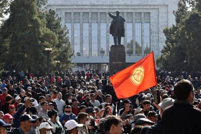 Оппозиция отказалась покидать улицы Бишкека до отставки президента Киргизии
