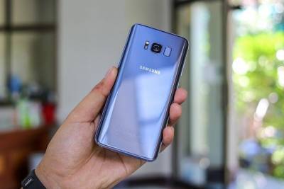 Компания Samsung запатентовала смартфон с изгибающимся наружу дисплеем