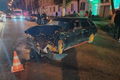 Разбитый «ВАЗ» и иномарка в столбе: в Твери произошло очередное ДТП