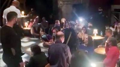 Спектакль в Театре на Таганке задержали на час из-за отказа зрительницы надеть маску