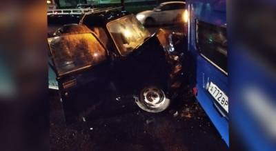 Реанимация и люди с травмами: на остановке в Брагино авто протаранило автобус