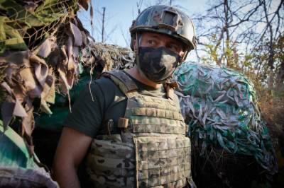 Зеленский в окопах: опубликованы свежие фото президента с зоны боевых действий на Донбассе