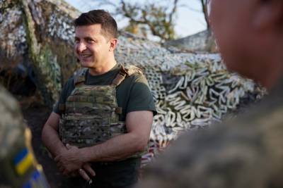 Зеленский пообедал с бойцами ООС, военным не дали тарелок и еды: опубликованы