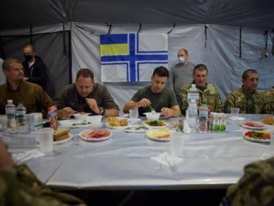 СМИ сообщили, что во время обеда Зеленского и Ермака в Донецкой области военным не дали тарелок. Ермак назвал абсурдом