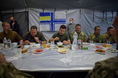 Тарелка с солдатской кашей испортила Зеленскому визит на Донбасс
