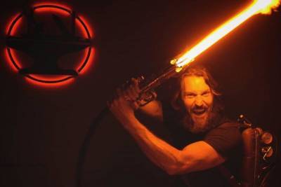 YouTube-блогер сделал световой меч как в «Звездных войнах». Им можно резать сталь