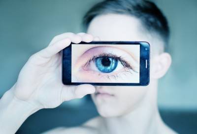 Эксперт назвал портящие зрение настройки на смартфоне