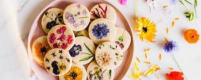 Пекарь из Штатов печет печенье с живыми цветами