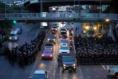 Власти Таиланда из-за протестов ввели в столице страны режим ЧП