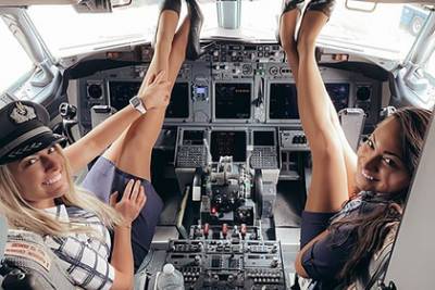 Стюардессы в мини-юбках устроили фотосессию в кабине пилота и восхитили сеть