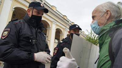 Власти Петербурга объяснили, почему считают одиночные пикеты во время пандемии опасными