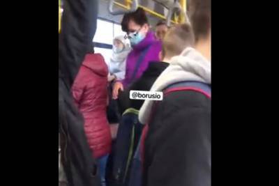Красноярка с маской на подбородке устроила скандал в автобусе