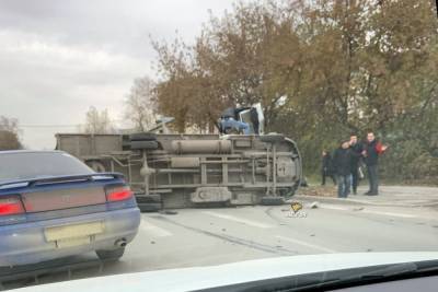 Опрокинувшийся после ДТП грузовик перекрыл дорогу в Новосибирске