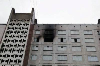 Пожарные не смогли проехать к горящему дому из-за шлагбаума в Новосибирске. Есть погибший