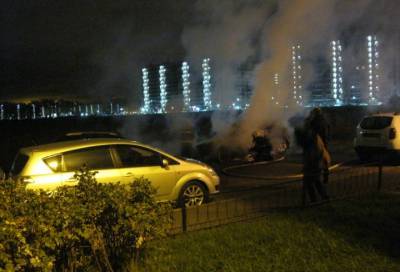 Во Всеволожском районе ночью горели два автомобиля