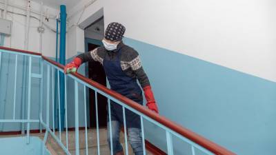 В подъездах южно-сахалинских домов проводят генеральную уборку