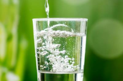 Диетолог опровергла миф о необходимости выпивать два литра воды в сутки