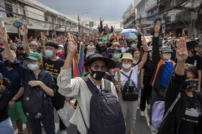 В Таиланде запретили собираться группами более пяти человек
