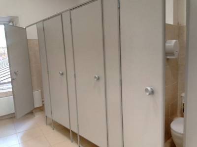 Ремонтировавший Первую гимназию Нижнего Новгорода подрядчик забыл про дверцы для туалетных кабинок
