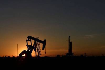 Нефть слабо дешевеет, несмотря на снижение запасов в США