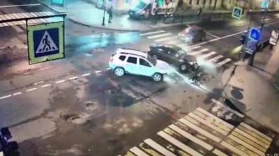 Видео: две легковушки "прижали" друг друга на перекрестке Моховой и Пестеля